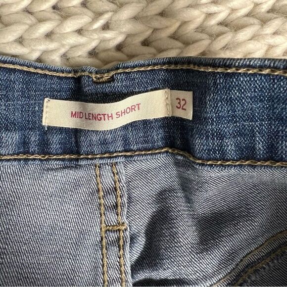 Levi’s Mid Length Denim Shorts - Picture 7 of 7
